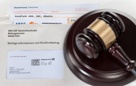 Rundfunkbeitrag Brief für Rundfunkbeitrag mit Richterhammer